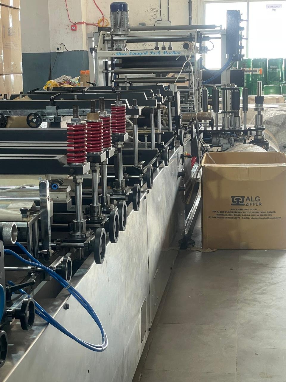 Stand up or Zip lock pouching machine